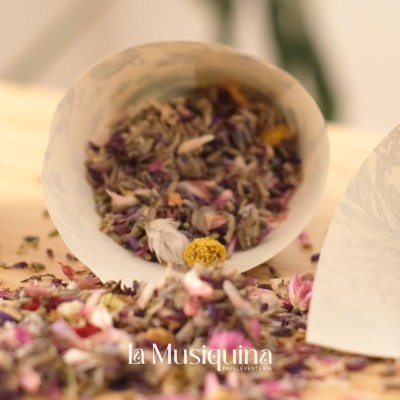 Confeti Natural de Lavanda y Flores Secas | 200g Eco | La Musiquina Confeti Natural de Lavanda y Flores Secas | 200g Eco | La Musiquina