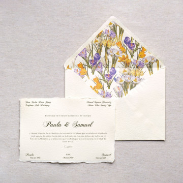 Invitaciones de boda con sobres artesanales forrados con estampado floral de la Colección Crocus.