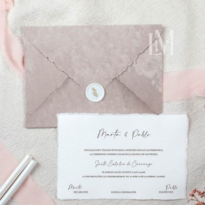 Sobre artesanal color topo para invitaciones de boda