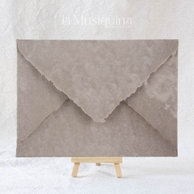 Sobre artesanal color topo para invitaciones de boda